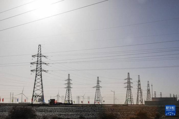这是11月7日在甘肃省酒泉市瓜州县拍摄的输电线路。新华社记者 方欣 摄