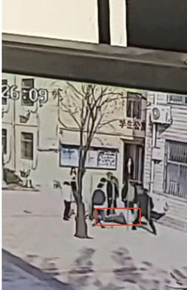 卢女士提供的殴打学生的监控视频截图