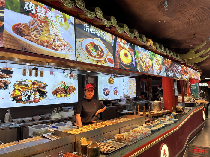 ▲宽窄巷子内商家售卖“伤心凉粉”