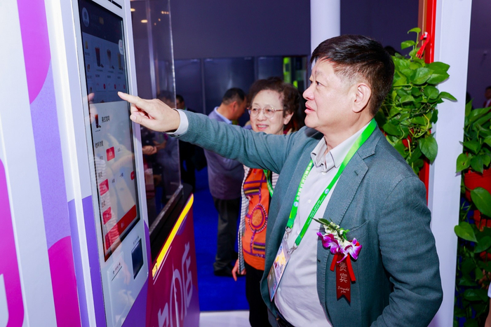 郑方正在演示如何点单。（图片由受访者提供）