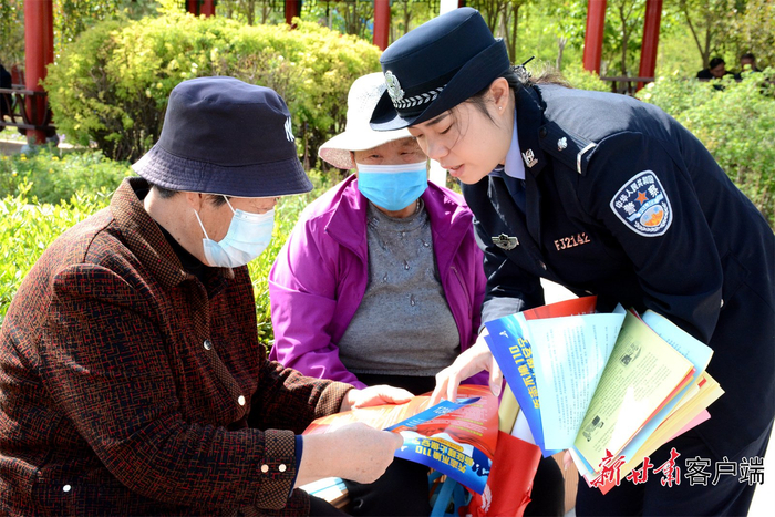 武威市公安局凉州分局民警向辖区群众开展反电信诈骗宣传活动。新甘肃·甘肃日报记者 金奉乾 摄