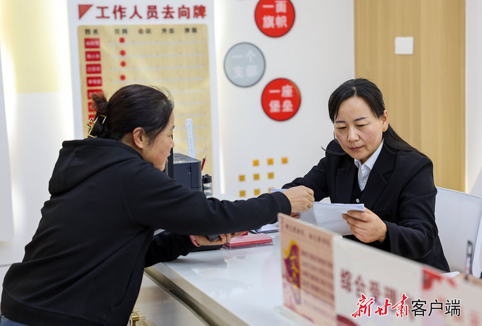 平凉市崆峒区东关街道解放中路社区工作人员为群众办理业务。新甘肃·甘肃日报记者 冯乐凯 摄