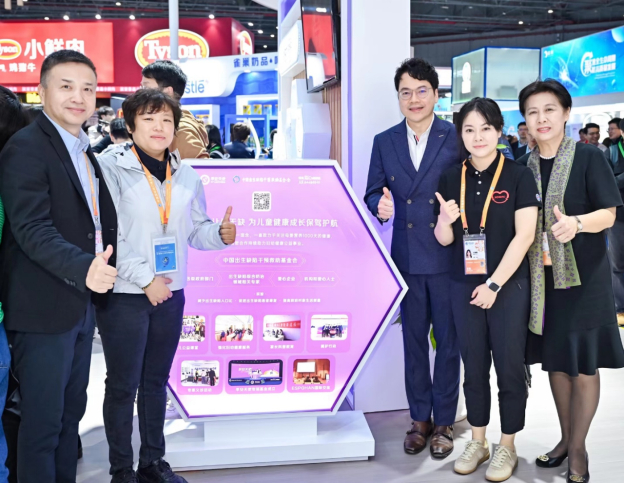 　　“早安天使”早产儿关爱专项基金项目组领导在雀巢展台合影留念 