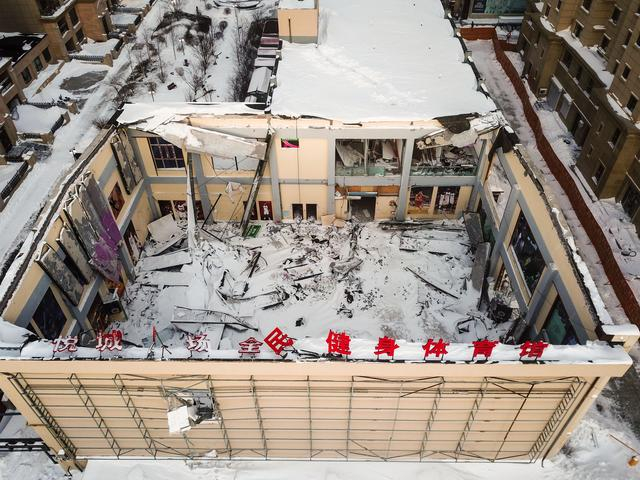 11月7日，在黑龙江省桦南县悦城体育俱乐部，大雪覆盖在塌落的建筑材料上。新华社记者 陈益宸 摄