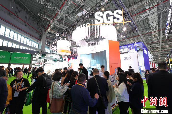 今年进博会，SGS将主题定在“绿色赋能共启绿色未来”。申欣摄