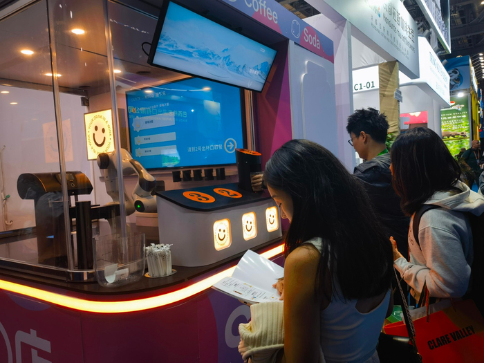 尚饮i店成为进博会热门打卡地。（中国商报记者 冉隆楠/摄）