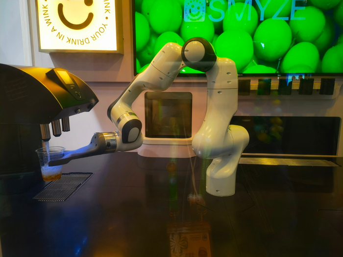 机器人正在制作气泡饮。（中国商报记者 冉隆楠/摄）