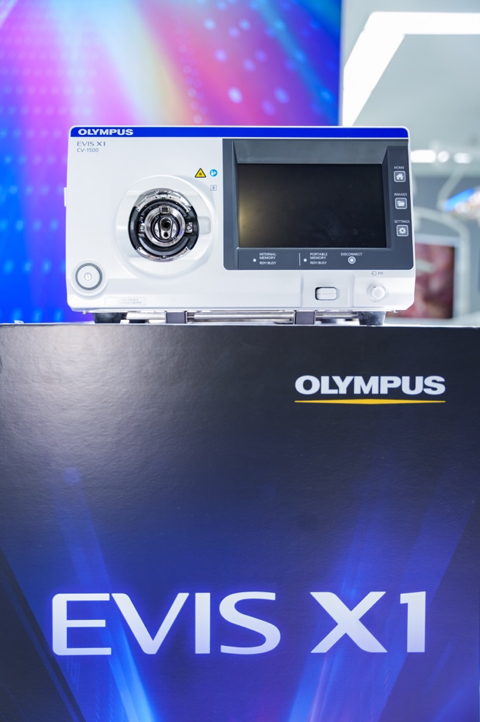 图为：奥林巴斯EVIS X1内镜系统