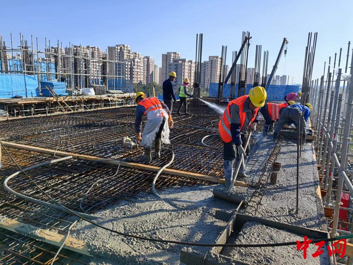 渤龙湖站站台板混凝土浇筑现场。