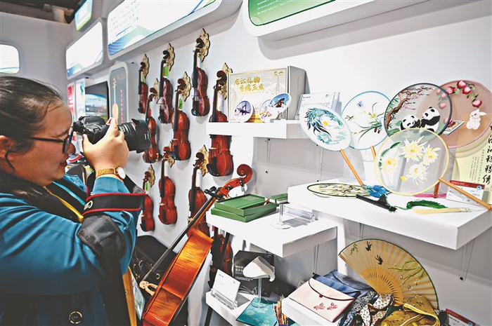     靺鞨绣展品。