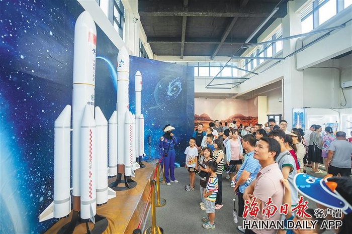 暑假期间，家长带着孩子参观文昌航天科普中心。 新华社记者袁琛 摄