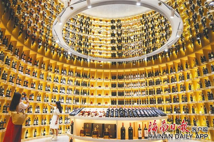 游客在张裕酒文化博物馆内参观。 新华社记者朱峥 摄