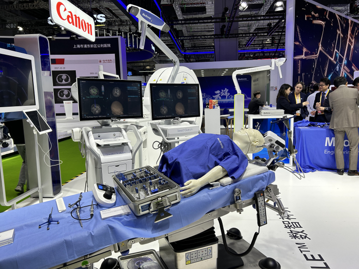 数智医疗设备展示。（中国商报记者 马嘉/摄）