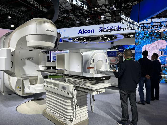 全球首发的让患者在自由呼吸的情况下能进行高精准放射外科治疗的设备。（中国商报记者 马嘉/摄）