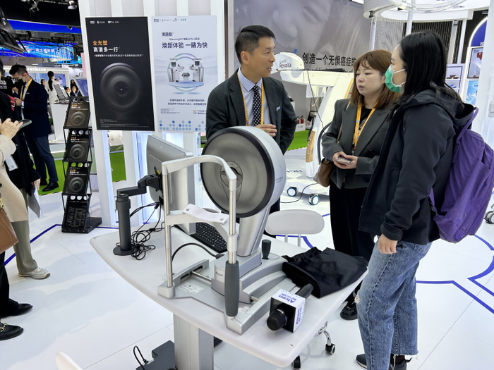 全球首款针对全眼光学系统3D个性全维定制的屈光新术式。（中国商报记者 马嘉/摄）