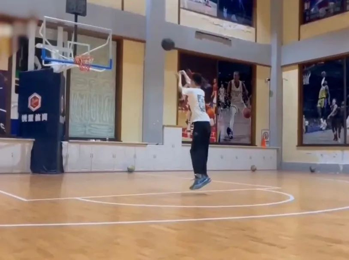 遇难学生夏风此前在事发球馆打球的视频截图