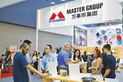 不锈钢企业工作人员在展会上与客商交流