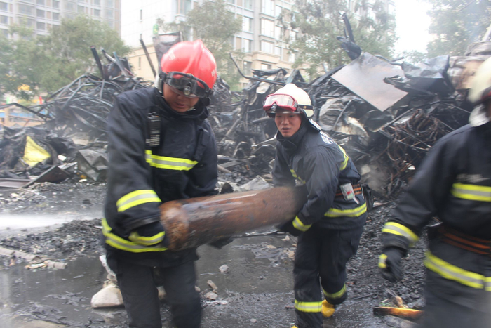 崔亚辉(左二)正在扑救火灾