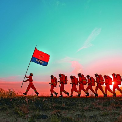 　　晨光中集结拉动的消防员。图片由国家消防救援局提供