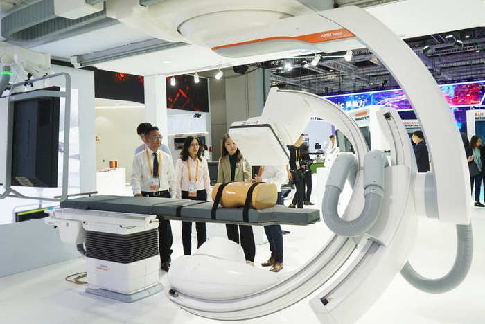 　　11月6日，在第六届进博会医疗器械及医药保健展区GE医疗展台拍摄的全新一代Apex量子平台。新华社记者 金皓原 摄