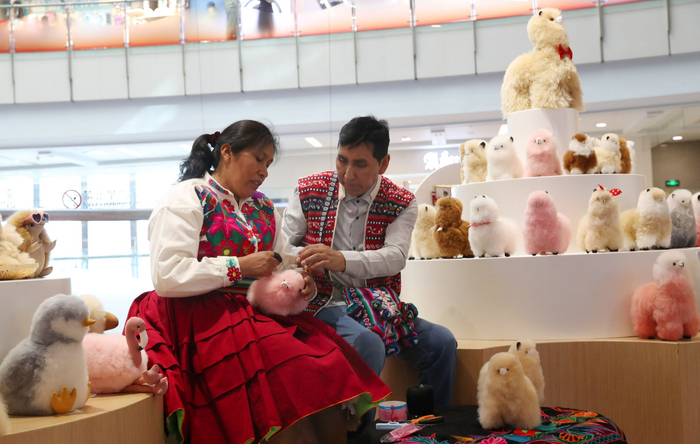 Warmpaca展台的秘鲁手工艺人夫妇。受访者供图