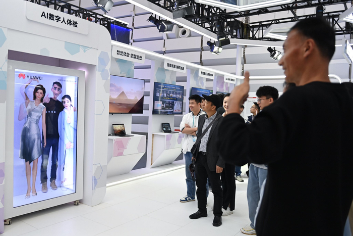 观众在华为展台体验与ai数字人合影.新华社记者 黄宗治 摄