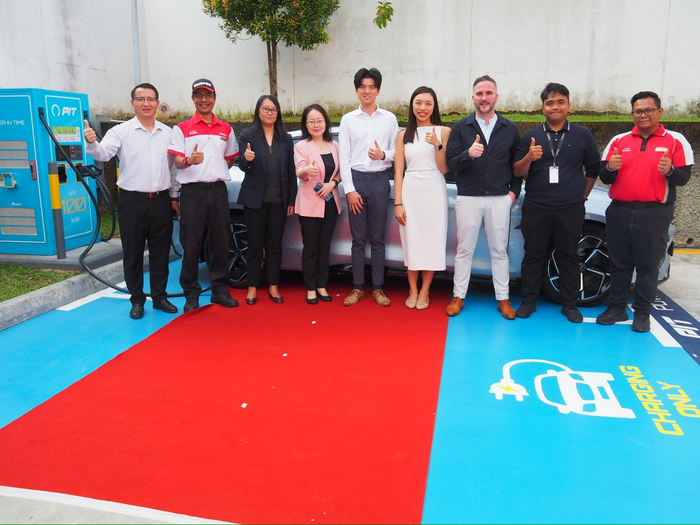 充电服务启动仪式上嘉宾合影