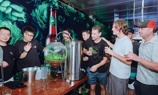 上图：上海市金山区廊下镇每年举办“啤酒花丰收局”，带动当地农文旅。