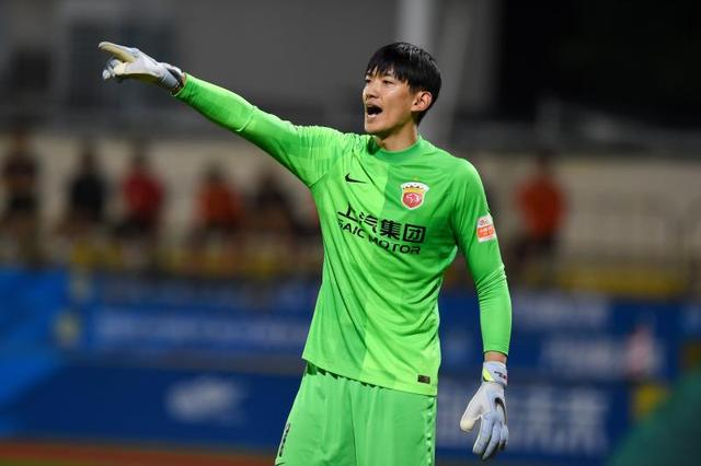 上海海港队守门员颜骏凌在比赛中指挥队友防守。 新华社记者 胡智轩 摄