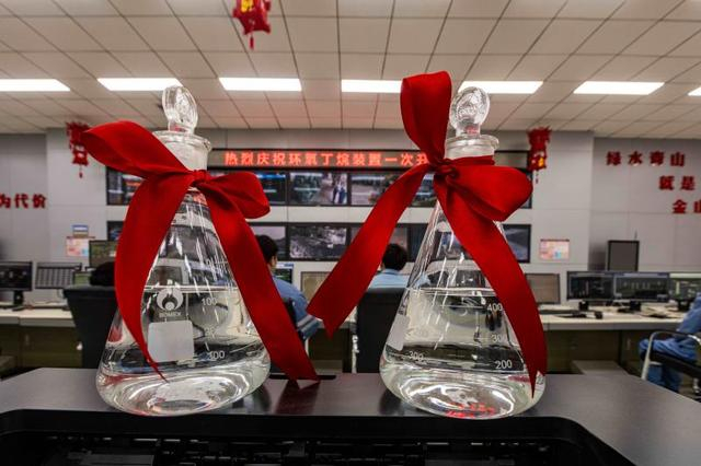 图为通过我国首套环氧丁烷装置产出的高纯度环氧丁烷产品