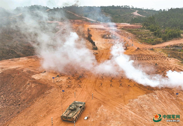     第74集团军某旅组织开展山地进攻战斗演练。图为多支不同兵种力量合力展开破障行动。李硕勋 摄