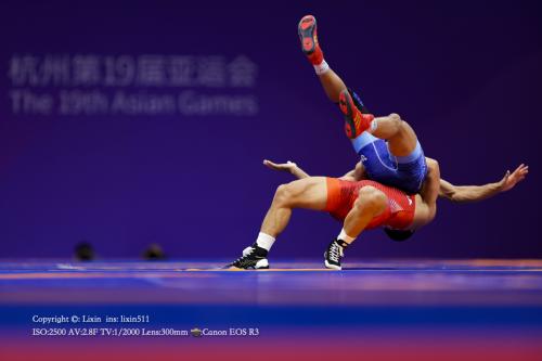 2023年10月6日,杭州亚运会,男子摔跤比赛中。