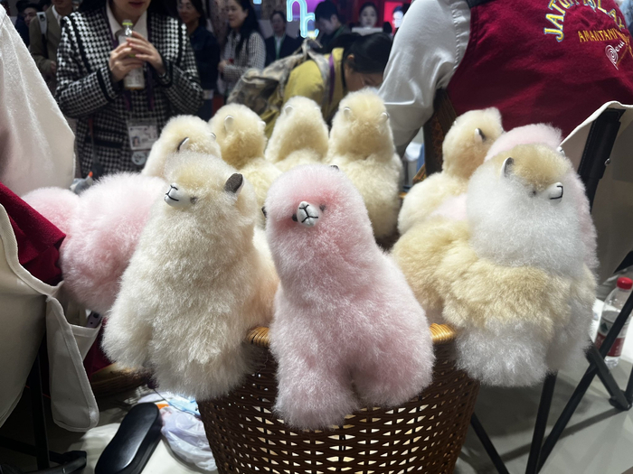 Warmpaca展台上的羊驼毛制品。 澎湃新闻记者 蒋乐来 图