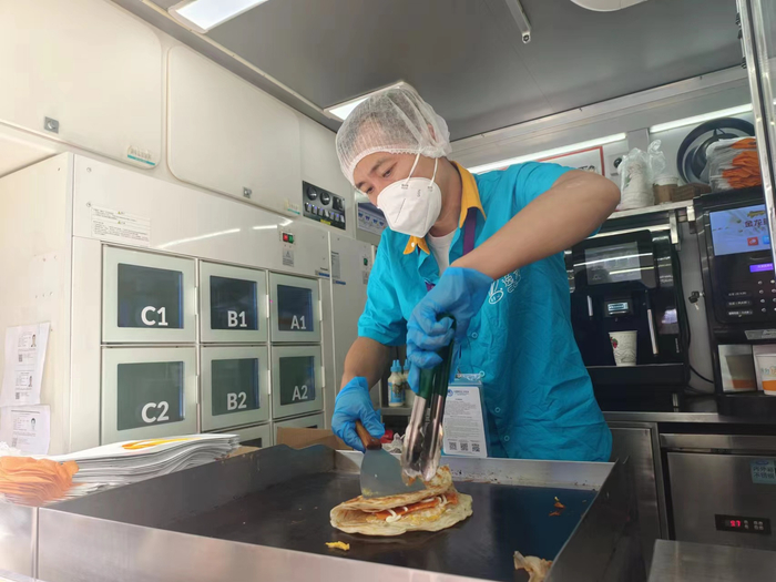 现场制作手抓饼。劳动报记者陆燕婷 摄影