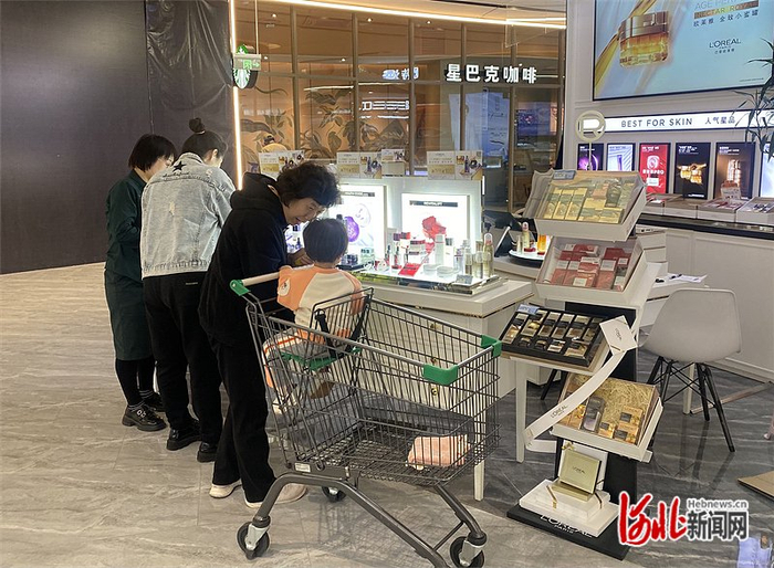 11月3日，消费者在黄骅信誉楼旗舰店内选购商品。 河北日报记者常方圆摄