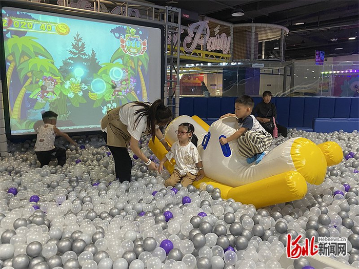 10月29日，正定瑞天购物广场萌兽派对家庭娱乐中心，小朋友们在海洋球池内玩耍。 河北日报记者常方圆摄