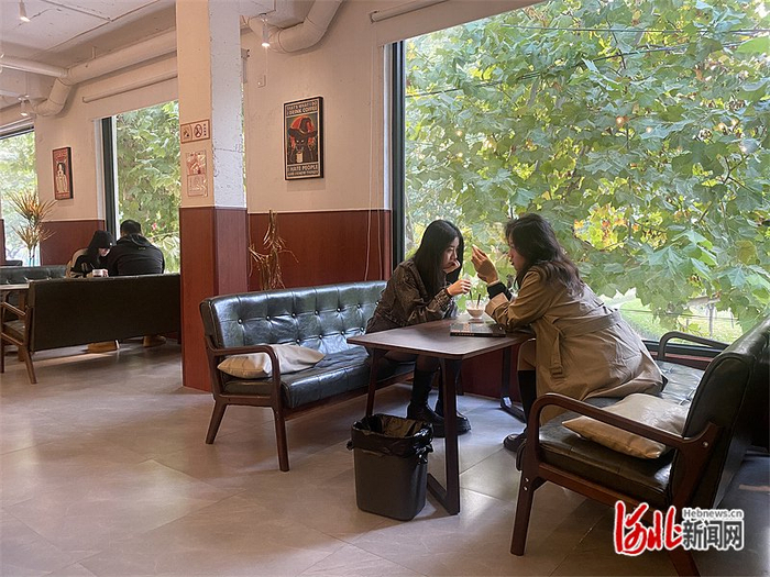 10月30日，顾客在内丘县城一家咖啡店内消费。 河北日报记者常方圆摄