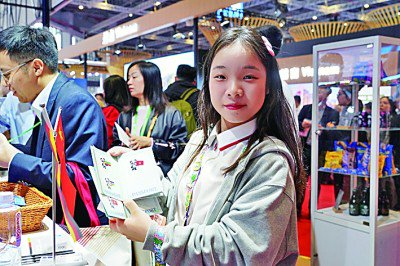 进博会“小叶子”在展示国家展内的集贴纸护照。光明网记者 王若昕摄/光明图片