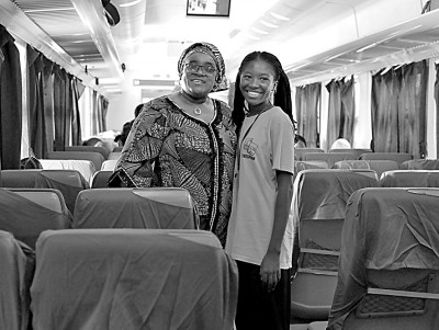 上图为在非洲大陆首条中国标准铁路——阿卡铁路起点站伊都火车站，两名非洲乘客在车厢内留影。新华社发