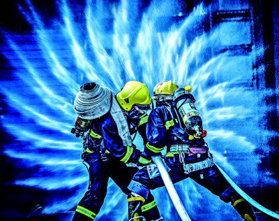 　　江苏省泰州市消防救援支队消防员使用开花水枪掩护队友进攻。图片由国家消防救援局提供