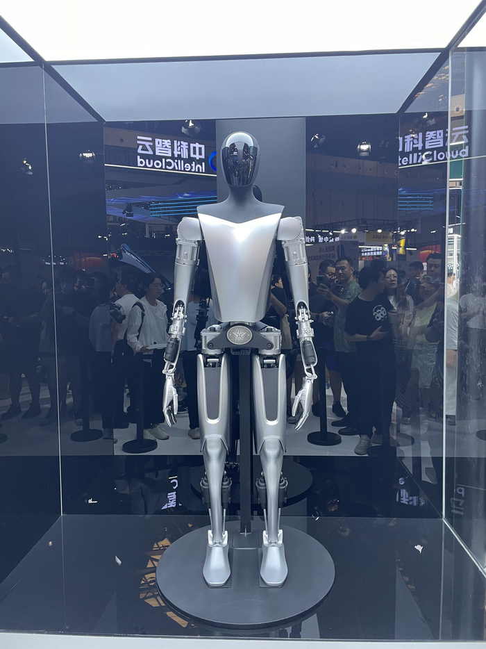 特斯拉人形机器人擎天柱
