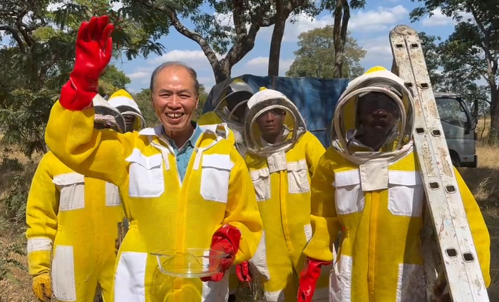 张展平和赞比亚当地的养蜂人。受访者供图