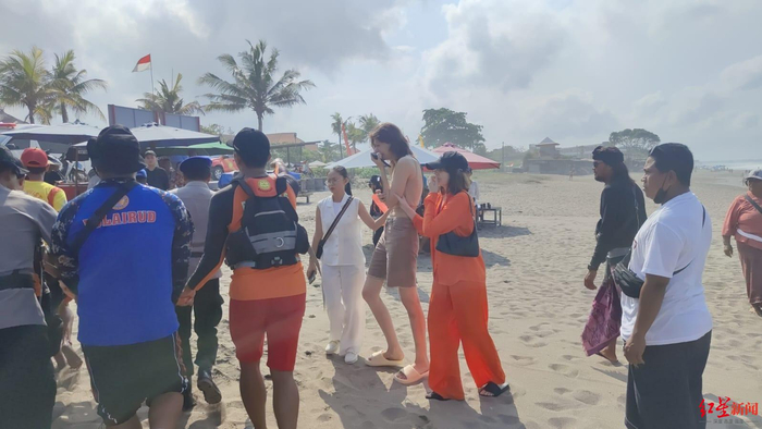 ▲卡琳娜掩面而泣 巴厘岛登巴萨特区办公室供图