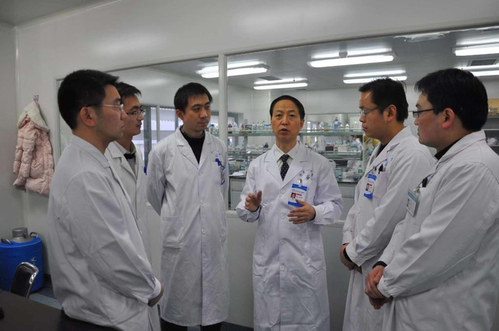 张水军（右三）指导研究生的科研工作。（受访者供图）