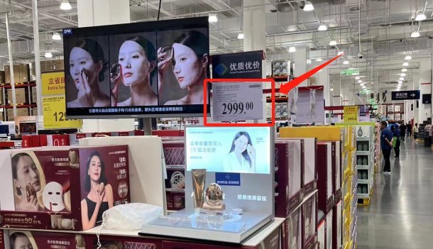 消费者提供的照片显示，在山姆会员店，同款产品只卖2999元。