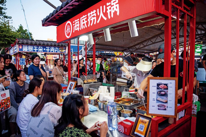 8月10日，海底捞在山东青岛一个夜市上的摊位吸引了不少顾客。