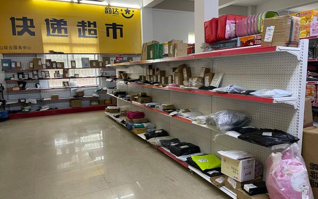 竹山村“快递超市”，货架上摆放着待取快件。新京报记者 吴婷婷 摄