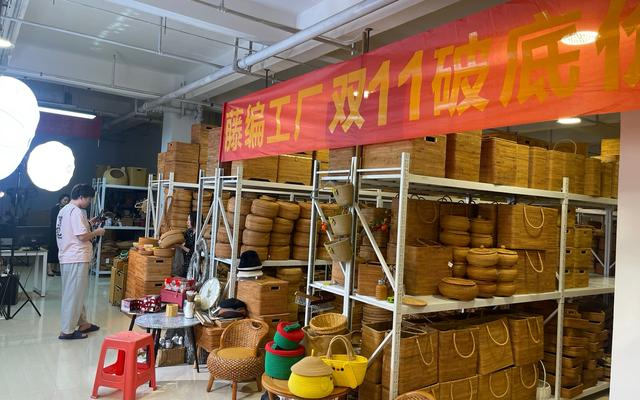 东兴市电商小镇，直播间打出“双11”促销标语。新京报记者 吴婷婷 摄