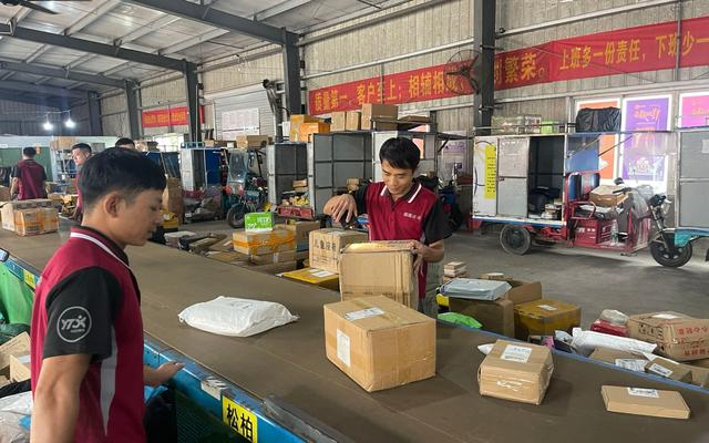 “双11”到来，快递小哥的工作量有所增加。新京报记者 吴婷婷 摄