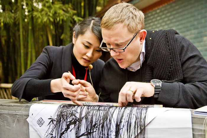 外国友人在青神学习竹编